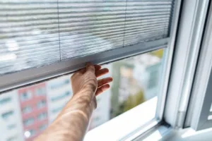 Närbild av myggkungen hand som försöker öppna det moderna myggnätet på